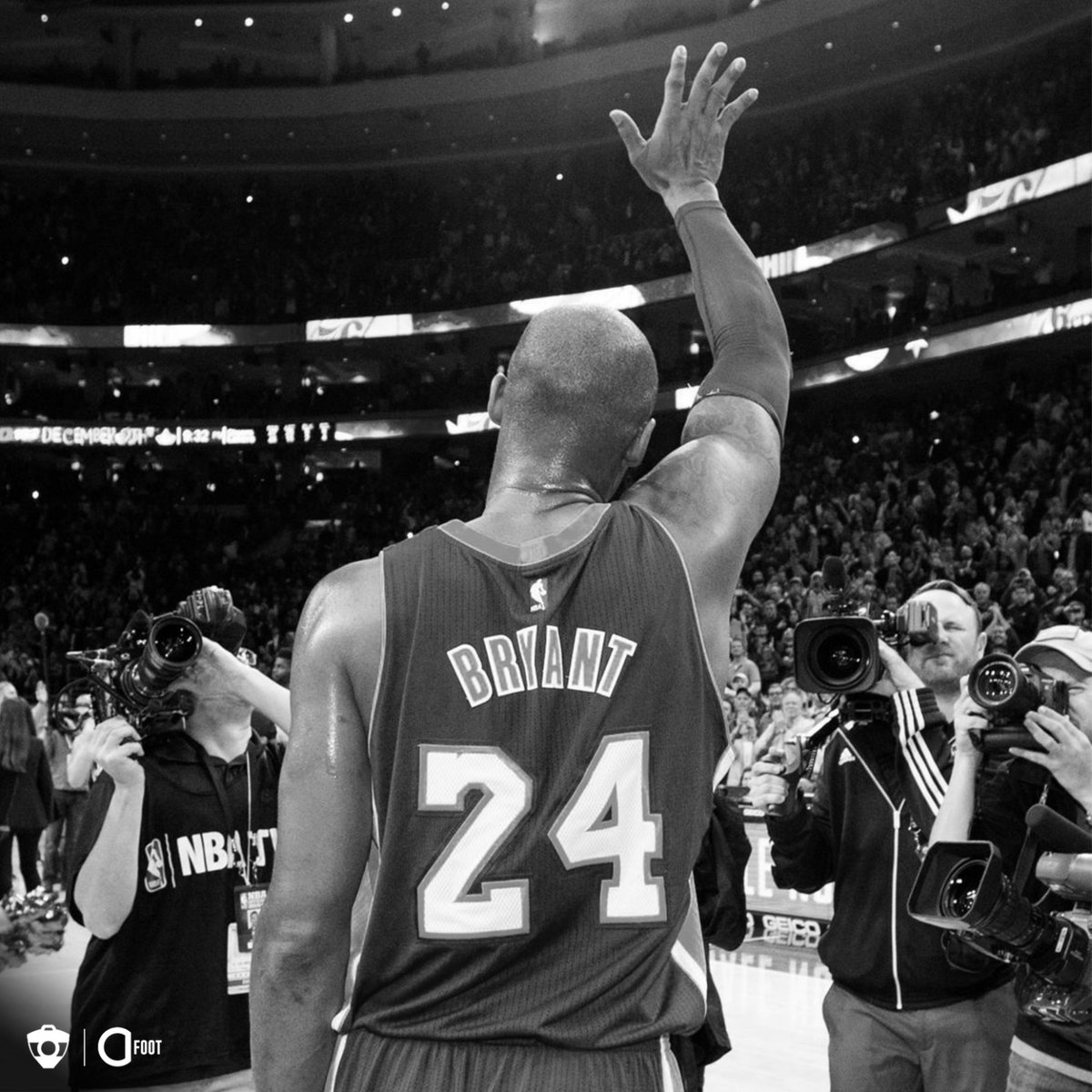 ActuFoot_'s tweet photo. L'information est confirmée par l'AFP : Kobe Bryant, ancienne star des Lakers et légende du sport, est décédé dans un crash d'hélicoptère, à l'âge de 41 ans.

RIP. 🌹 https://t.co/oXyritbgg6