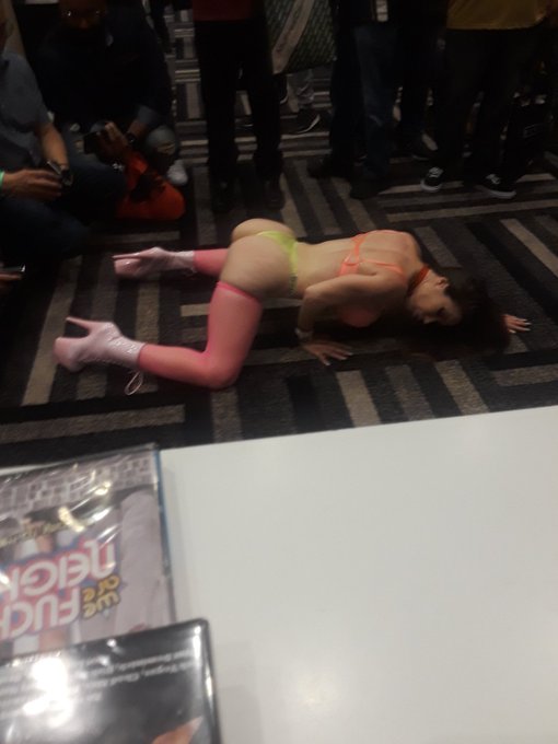 Avn stufffff  my first avn expo + awards show ever!  left-me twerking fr crowds💕 https://t.co/v1Xi1C<a href="/tag/avn"class="tags"><span>#avn</span></a><a href="/tag/avn2020"class="tags"><span>#avn2020</span></a>