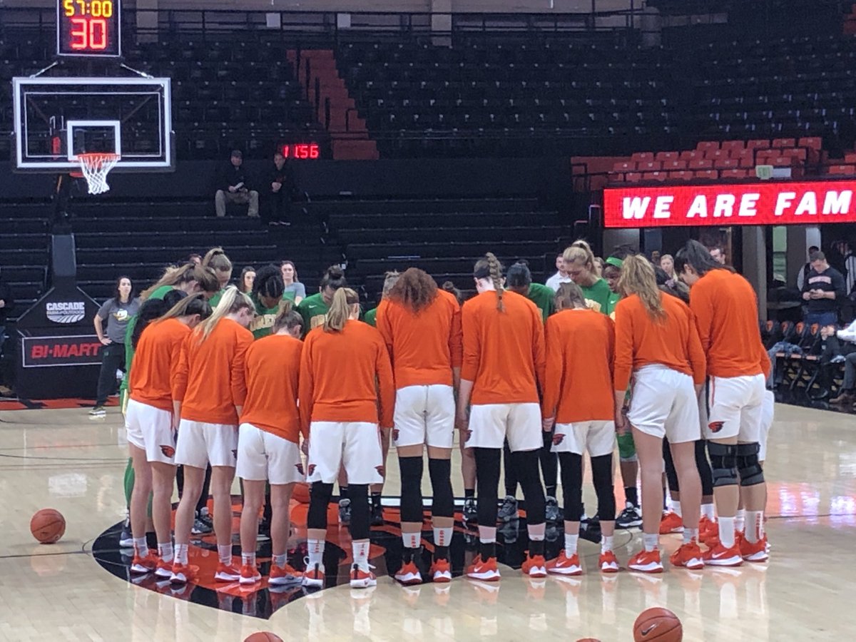 Arena in Corvallis has gone silent and Oregon and Oregon State womens’s basketball teams are at mid court... prayed and broke the prayed huddle together with “Kobe.” #Kobe #RIPKobe