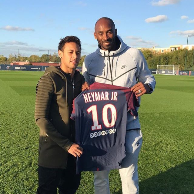 PSGRelay's tweet photo. La famille du basketball mais toute celle du sport est endeuillée ce soir en apprenant la triste disparition de Kobe Bryant.

La personne disparaît mais la légende restera à jamais dans nos têtes et nos cœurs.

Repose en paix champion 🏀🕊 https://t.co/oA79LQ6fR8