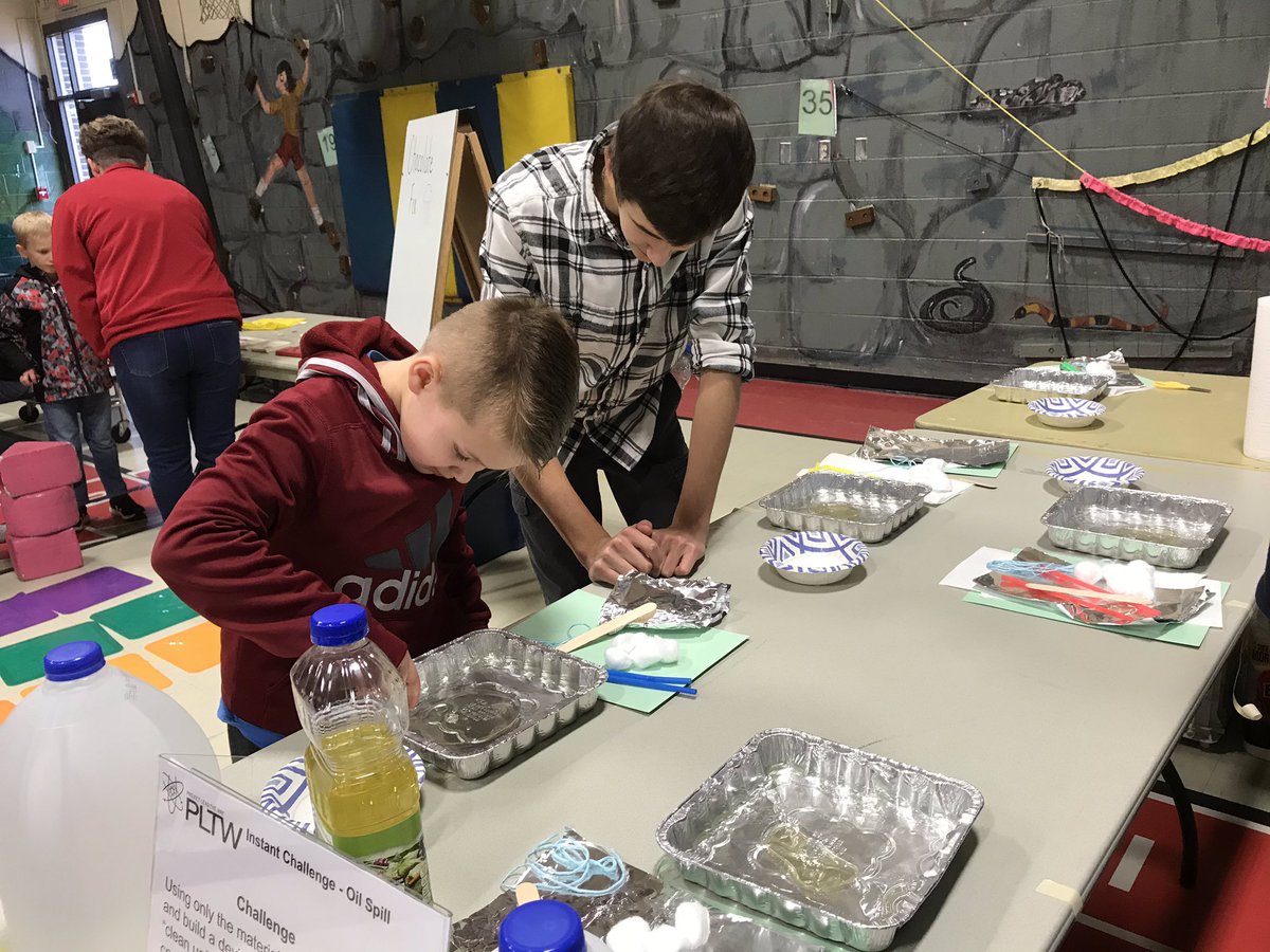 mslaughlin_math's tweet photo. @wohillshawkeyes STEM Festival students simulated an oil spill and used materials to remove the oil from the water! #WeAreTW #ItsWorthIt #HawkeyePride https://t.co/wxmm8v9WMU