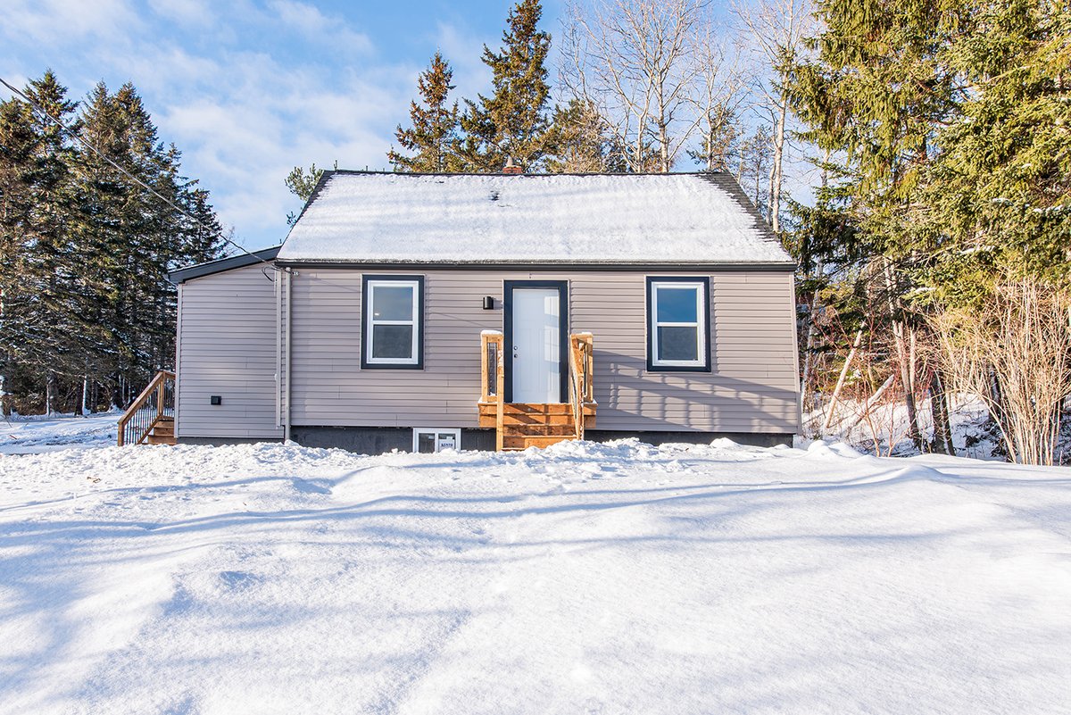 If you know anything about Logan’s history selling homes, you already know that this one might move quick. At an affordable price of $229,900 this newly renovated 3 bedroom is perfect for a small family. Call Logan today at 902.830.2504.

parachuterealty.ca/index.php/List…