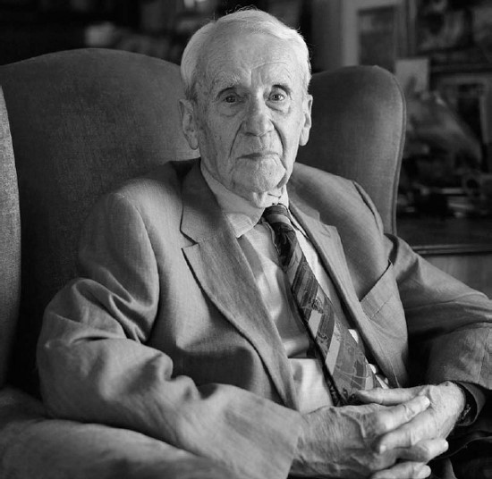 ralphbakshi's tweet photo. I was so sorry to hear about Christopher Tolkien's death. It reminded me of this special memory I had of him.
It was my great pleasure to meet Christopher Tolkien and his sister, Priscilla, at their house in Oxford to discuss how I was going to do their father's work in animation https://t.co/PT11hQkIUl