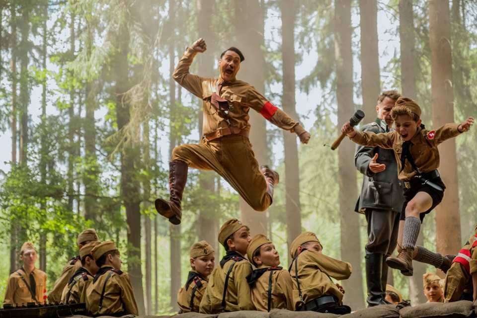 Tvecinofavorito's tweet photo. #elcinequehevistoen2020 35 "Jojo Rabbit" (2019) Dir: Taika Waititi Nota: 6'5/10

A song: "Mama" Roy Orbison 

En Clave de quiz: #satira #Nazismo #2aguerramundial #Hitler #bigotes #bicicletas #bofetadas #bailecitos #sombreros #Zapatos #niños https://t.co/ZQSuCe7fyY