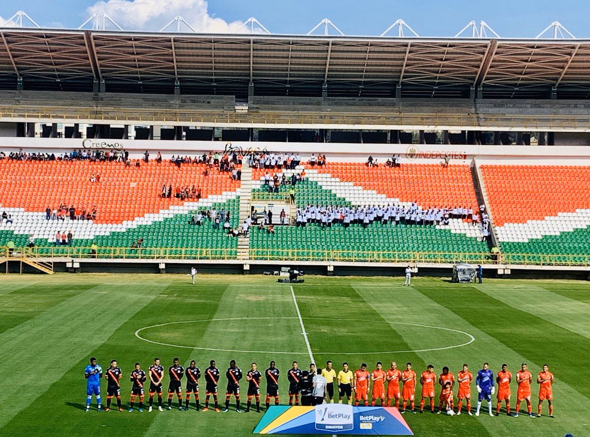 CaracolRadioTun's tweet photo. Arranca el partido entre @patriotasboySA y @Cucutaoficial  en el estadio La Independencia de #Tunja por la liga  #LigaBetPlayDimayor2020.

Escúchalo en @CaracolRadioTun a través de los 1120AM y 107.3FM  @julisalazarmeza #amilcar y #ramonalberto 👏🏻👏🏻 https://t.co/4OlSYnSSjq