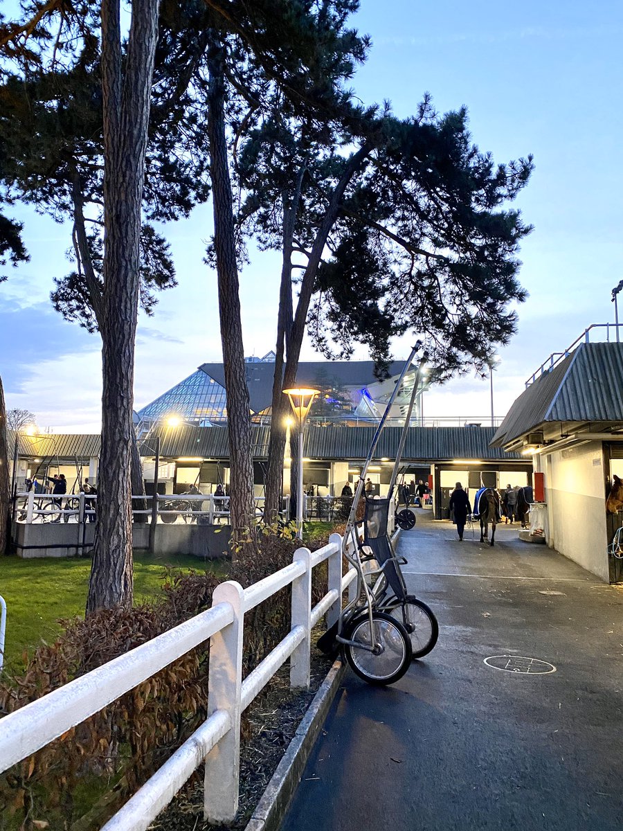 thdelaunay's tweet image. Journée à l’hippodrome de @vhpofficiel pour le #GPAmerique #100sationnel ! 🐴 
En bonne compagnie avec mes amis de @vlmedia_ et @equidia 
w/ @VeutheyBastien et @CCCrepin