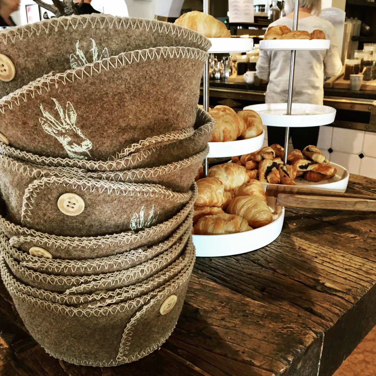 Das Frühstücks-Buffet im Hotel Rehlegg ist mit besten Köstlichkeiten aus der Region gedeckt. Ofenfrisches Gebäck vom Dorfbäcker, Freilandeier und Molkereiprodukte von den Bauern, selbstgemachte Marmelade und Nussaufstrich und vieles mehr. rehlegg.de