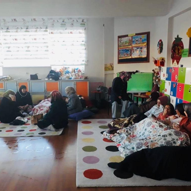 Gösterdiğiniz çabayı, özveriyi, gayreti, başarıyı Türkiye unutmayacak. Okul sırası bazen yardıma ihtiyaç duyanın başına yastık, bazen yardıma koşana yemek masası, bazen sokakta kalan kediye yuva olur. Bu işleyebileceğimiz en güzel hayat bilgisi. İyi ki varsınız.