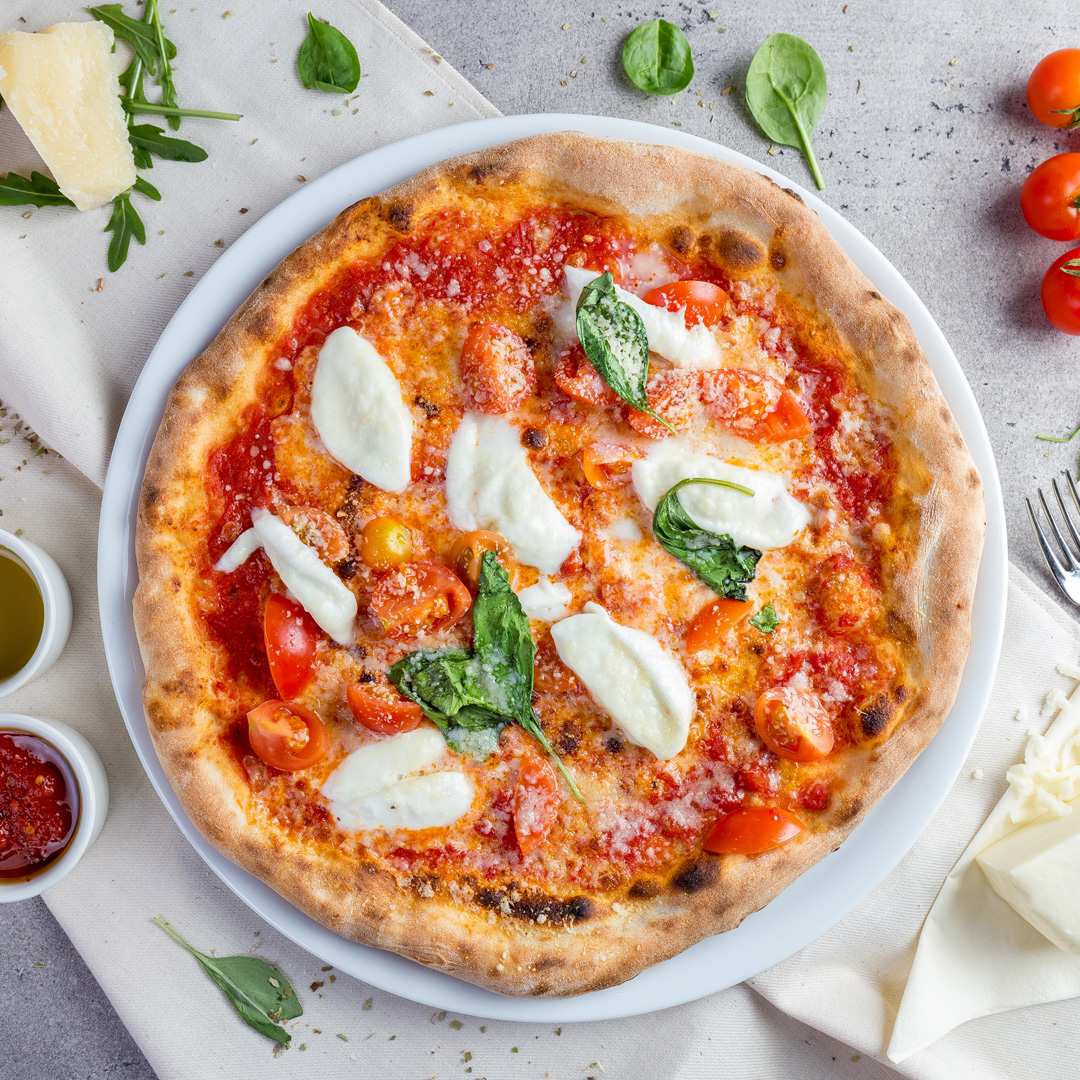 Foodeliciousnl's tweet image. Voor een echte Napolitaanse pizza, gebruik je San Marzano tomaten. 🍅 Knijp ze met je handen fijn, voeg per 100 gram tomaten 1 gram zout toe, wat verse basilicum en olijfolie en maak af met buffelmozzarella. 
# SanMarzano #tomaten #zout #olijfolie #wijhebbenhet #foodeliciousnl