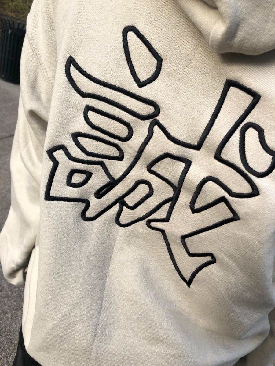 NarutoVie's tweet photo. L’heure est arrivée les amis le nouveau pull sincer est en ligne sur https://t.co/pdE1InH0iB ! J’espère qu’il va vous plaire. https://t.co/c0c1VHA2cR