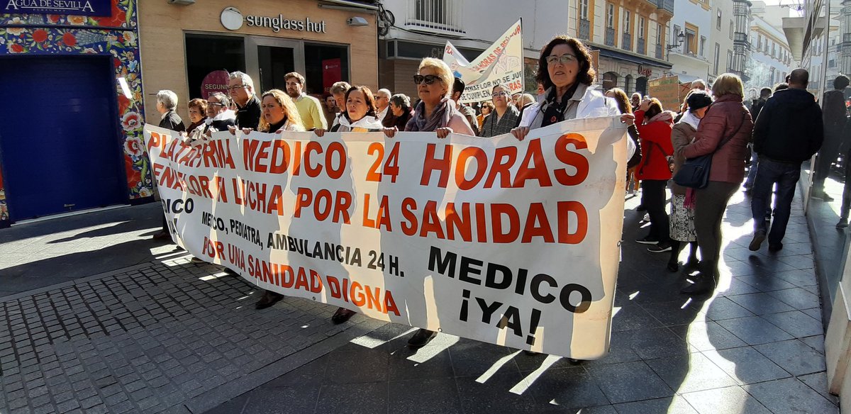 IUPedrera's tweet photo. Adelante Pedrera defendiendo la sanidad pública esta mañana en Sevilla. #Pedrera ha incorporado 2 autobuses a la Marea Blanca. 💪💪 https://t.co/oe3FxWrbjD