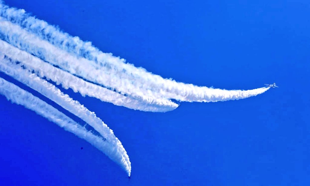 IAF_MCC's tweet photo. IAF's magnificent machines carried out flypast over Rajpath marking  #71RepublicDay celebrations. The aircraft flew from Rashtrapati Bhawan towards India Gate &amp; mesmerised the audience present.
Here's some moments captured during the day.
PC: MoD Photo Division
#RepublicDay https://t.co/TvwCz4LQuN