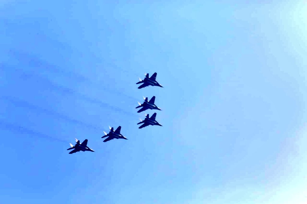 IAF_MCC's tweet photo. IAF's magnificent machines carried out flypast over Rajpath marking  #71RepublicDay celebrations. The aircraft flew from Rashtrapati Bhawan towards India Gate &amp; mesmerised the audience present.
Here's some moments captured during the day.
PC: MoD Photo Division
#RepublicDay https://t.co/TvwCz4LQuN