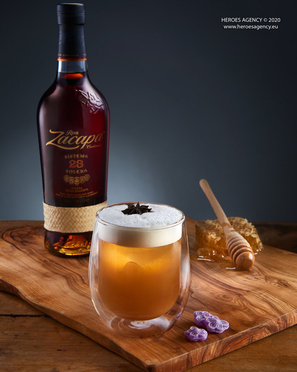 🔥 La Movida Cocktail, prepared with products very related to 🇪🇸 Madrid and Latin America, a recipe easy to replicate with 🇬🇹 <a href="/RonZacapaEs/">Ron Zacapa España</a>, organic honey, touch of vinegar, top up of lager, violet foam.. A cocktail for #madrid2020 Ibero-American capital of gastronomic culture 👩‍🍳