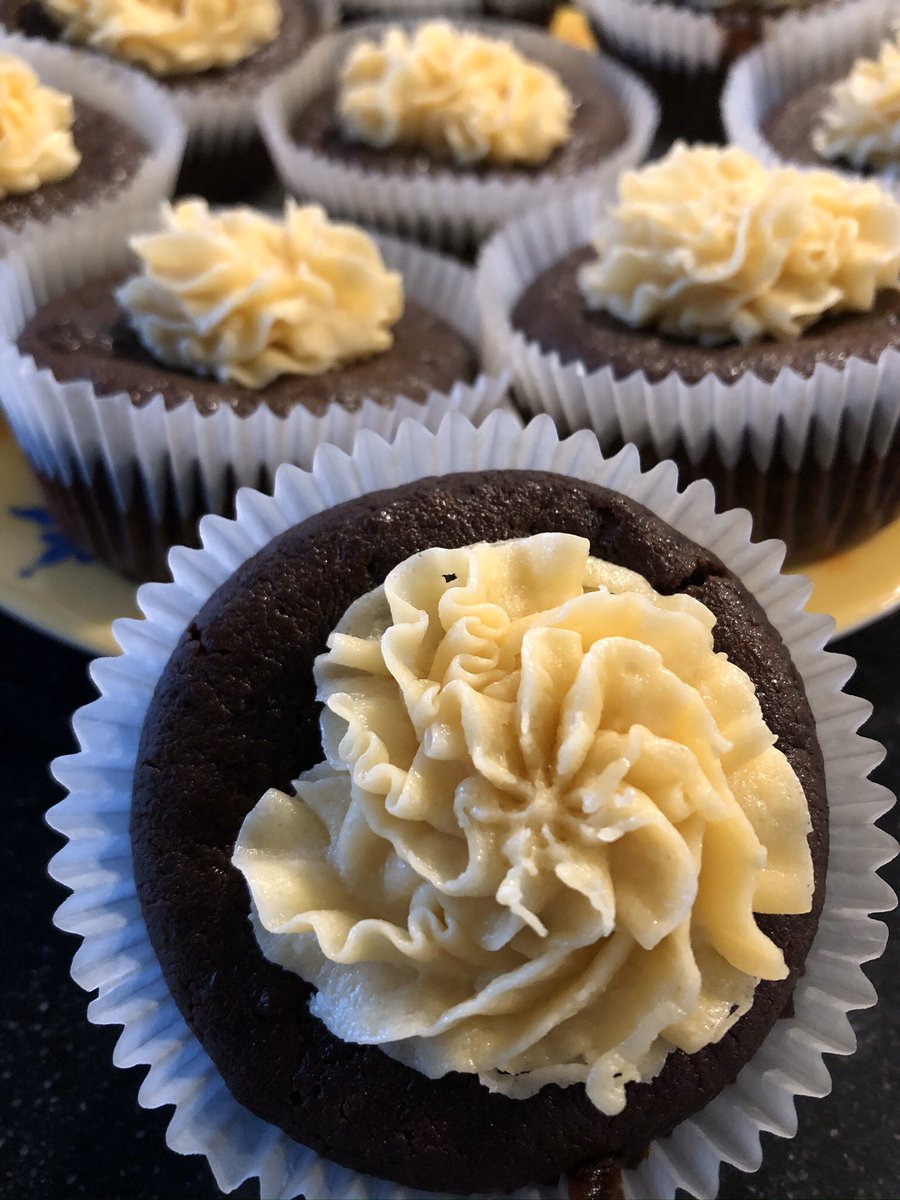 RB2901's tweet photo. Vanmorgen stond ik de cupcakes nog op te spuiten en de broodrolletjes te smeren, vanmiddag zitten 8 mensen gezellig aan een lange tafel samen te genieten van mijn gerechten #vegan #hightea Info@voedingenz.nl of 06-40870853 #voedingenz #leukstebaanvandewereld https://t.co/VhqBmm0GVF