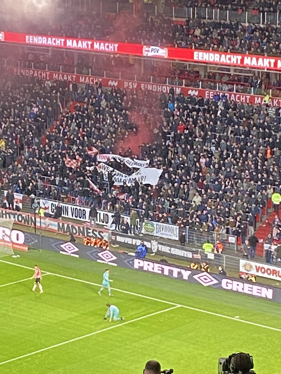 Arno_tweetABC's tweet photo. #psvtwe Binnenbrandje op de tribune!! Symbolisch voor huidig PSV. “Toon ballen, geen boeken” John we zijn klaar pak je spullen maar. https://t.co/zaulhMhKKy