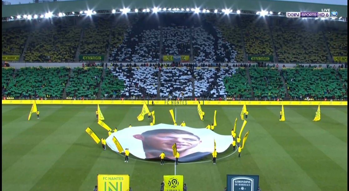 Mordu2OM's tweet photo. #RIPEmi : L’hommage de la Beaujoire

Visage au centre du terrain, tifos et bâches, chants en son honneur. La Beaujoire a rendu hommage comme il se doit à Emiliano Sala et à ses anciennes gloires disparues.

« De Adonkor à Sala, notre mémoire collective vous rend immortels » 🙏 https://t.co/5QwqYFG3vz