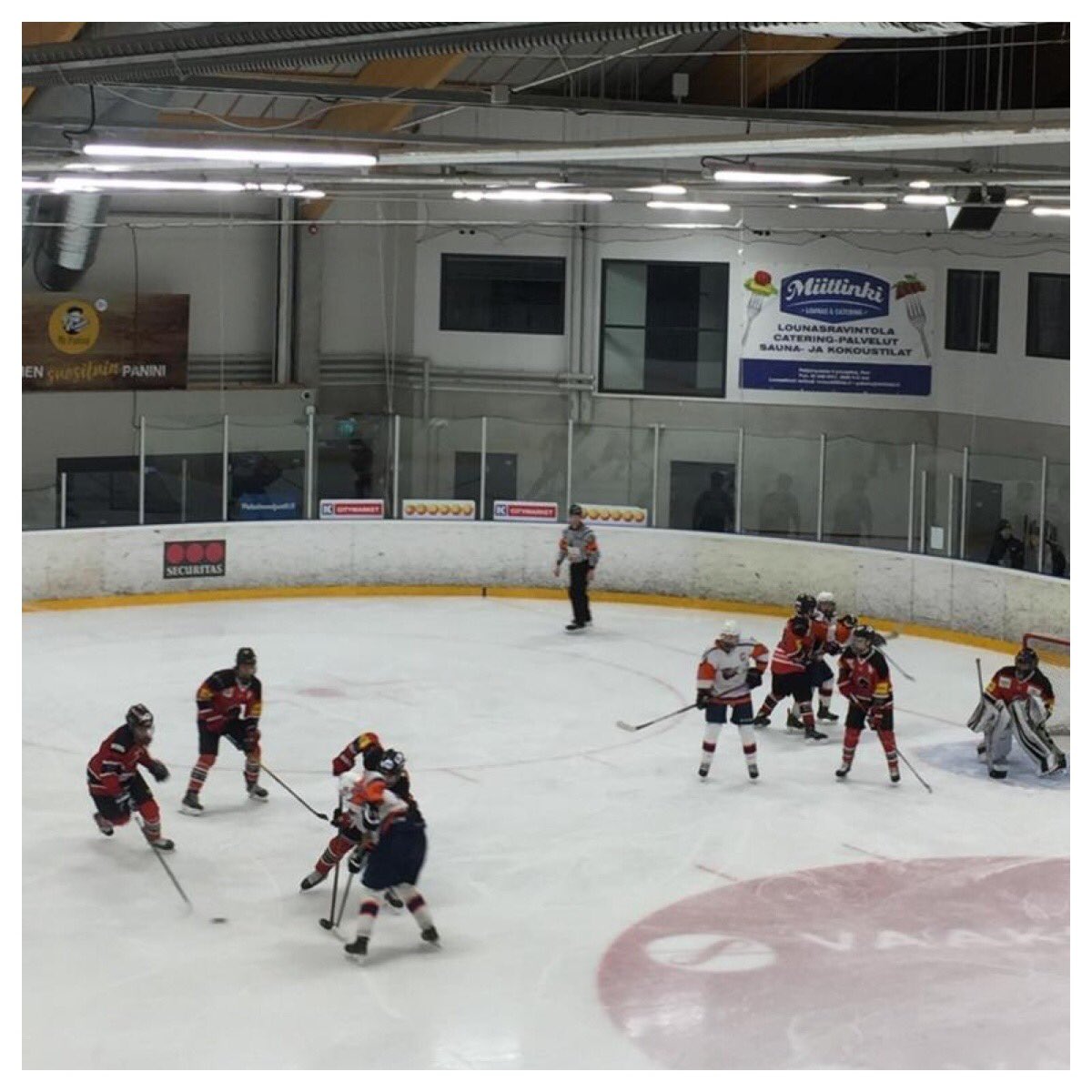 JunioriAssat's tweet photo. C1-nuorille 2-1 voitto Kiekko-Vantaasta!
Ässien maalit viimeistelivät Antti Suominen ja Juuso Rajala!
Evert Vierikko torjui ottelussa 37 kertaa!
Ottelun tilastot 👉 https://t.co/A073Mkbe4r
#Ässät #YHDESSÄ #CSMfi https://t.co/bPkDcgpegP