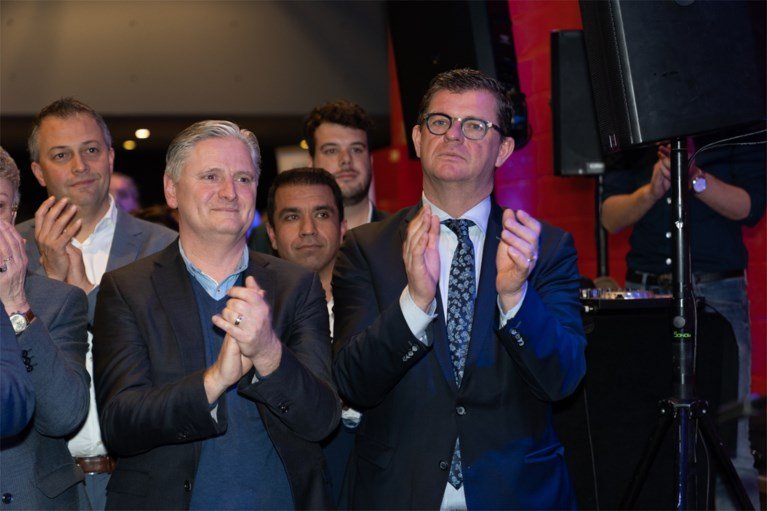 CarlDeDecker's tweet photo. Geslaagde #nieuwjaarsreceptie @OpenVldGent en dank aan vele leden voor waardering voor mijn gedreven #engagement #CarlDoet💙 https://t.co/hG8YYxDlJj