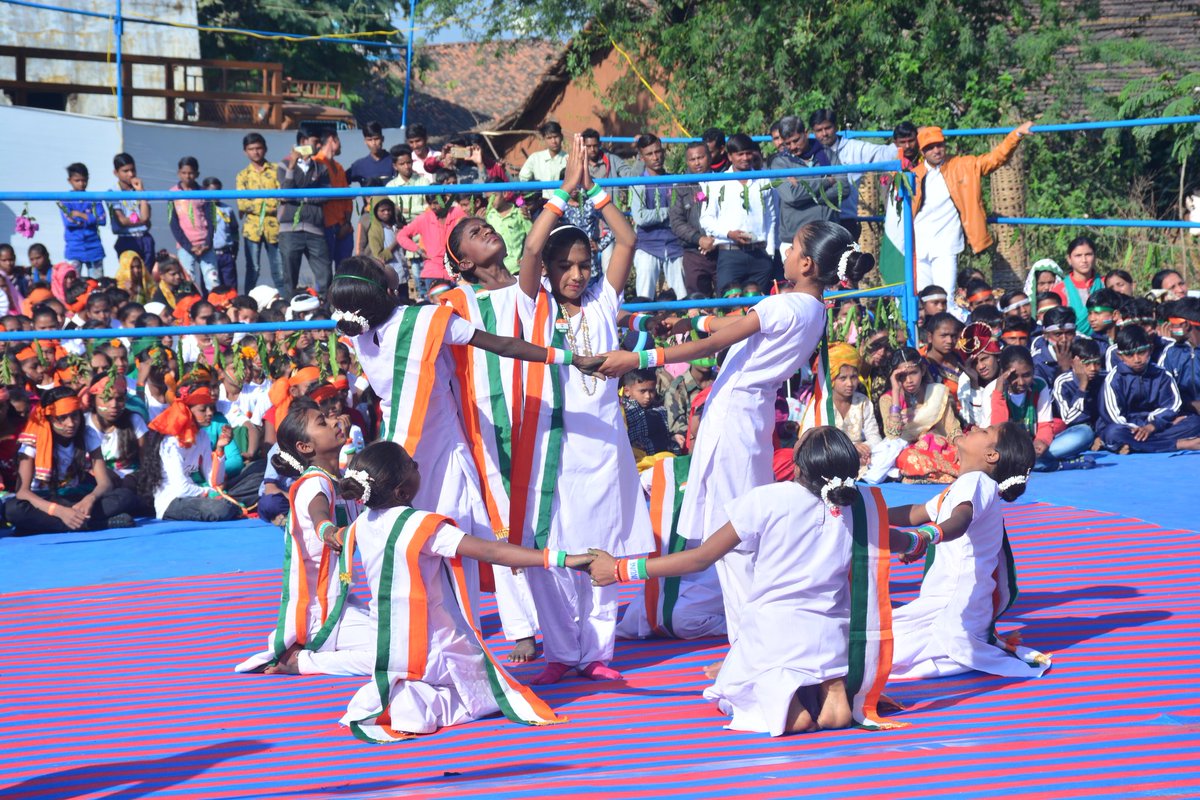 SDMSHEHARA's tweet photo. 71st Republic Day was celebrated at Sajivav, ta. Shahera, dist. Panchmahal with great enthusiasm. Mesmerising performances by students of various schools of Shahera taluka filled the entire atmosphere with patriotic fervour. @CollectorGodhra https://t.co/7TqVwCu1OA