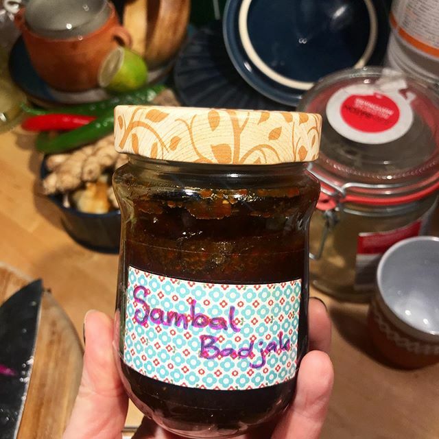 Fijne #zondagmiddag bezigheid: zelf sambal maken! Ik gebruik weinig rode peper en na drie groentenpakketten mét had ik nogal een overschot. Nooit gedaan dus ik dacht dat ik het wel kon, en dat was zo! Ik heb zelfs het recept opgeschreven - dat vind je binnenkort in de nieuws…