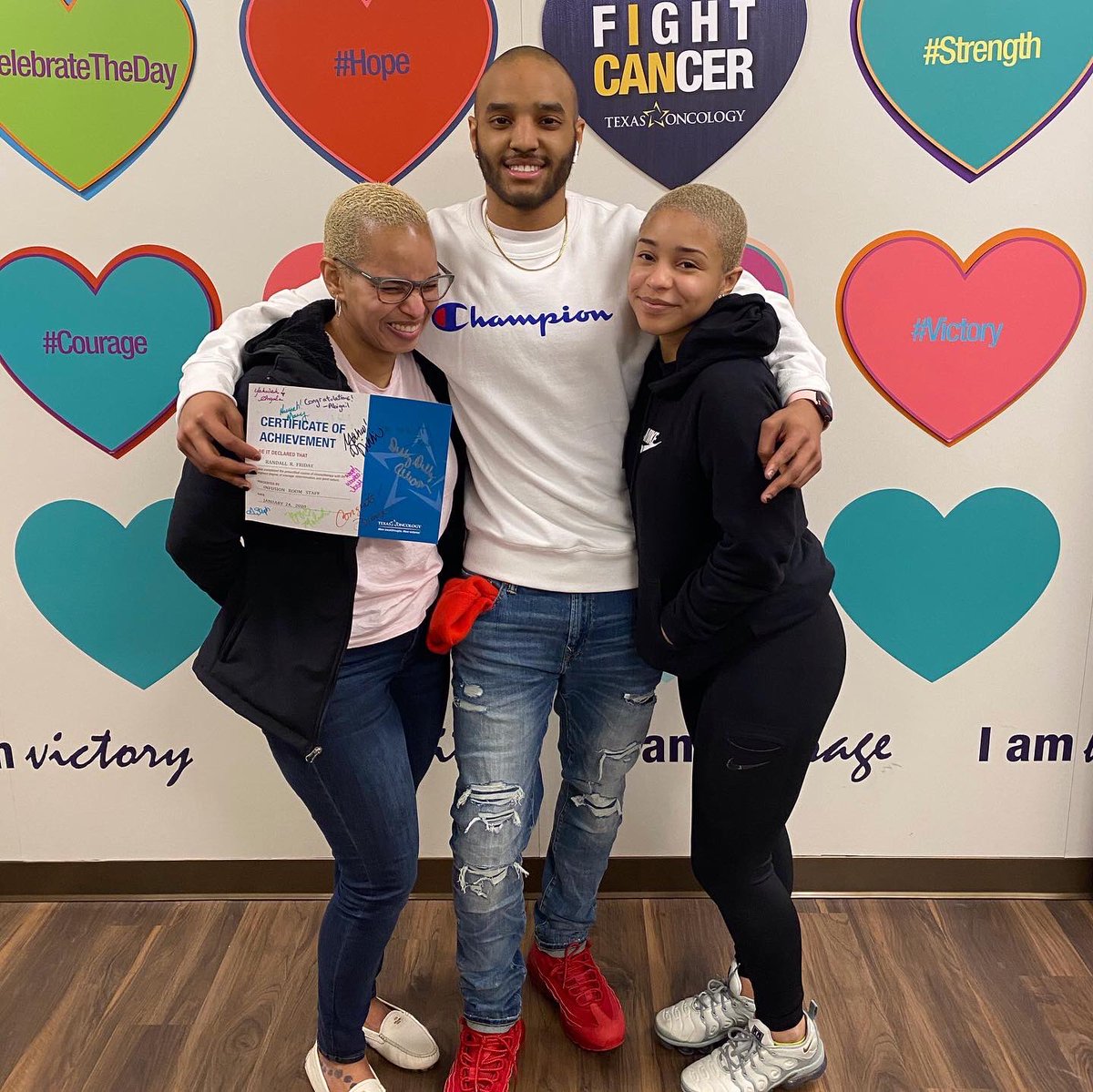notyouknowsimba's tweet photo. eternally grateful for my mother and sister who cut their hair as well..... QUEENS 👑 https://t.co/Kx4RVgVhXs
