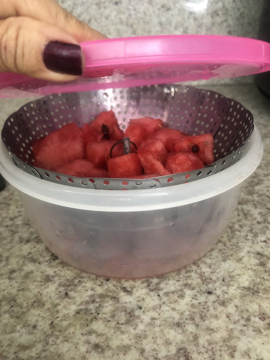 Bealsi's tweet photo. #tipsdeBea #26e
No tienes tiempo y eres de la q compra y quiere tener todo listo para la semana?
Corta la fruta #piña #sandía #melón y coloca un colador en el envase a guardar, ya q previene la saturación por el líquido q bota y te dura la semana. El jugo? Te lo vas tomando 😛 https://t.co/LDkdbPp9SG