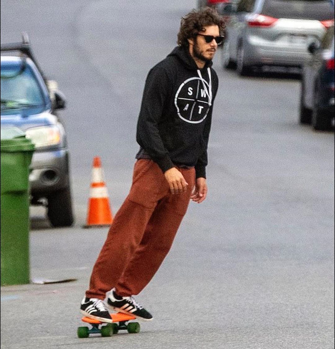 lucyj_ford's tweet photo. the year is 2020. adam brody is still out here pushing the seth cohen agenda. all is well with the world https://t.co/PbwdLXKYlU