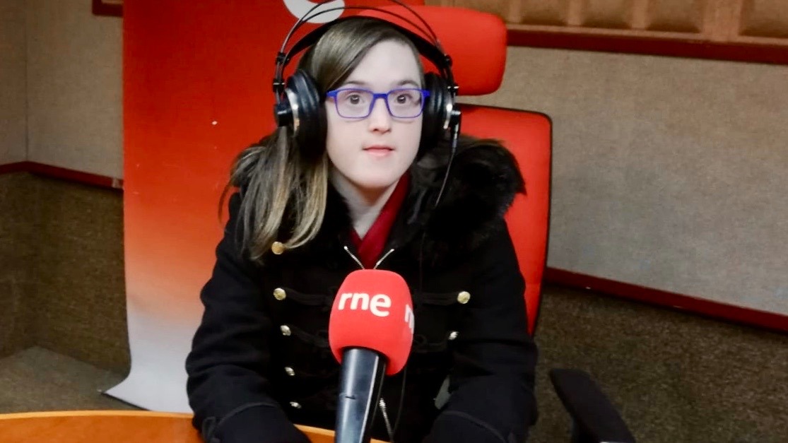 rne's tweet photo. Carles Mesa charla con Blanca San Segundo, la primera persona con síndrome de Down que finaliza 👏un grado universitario en España🇪🇸.
👉https://t.co/tcy4es0fa8
.@NEUDC_RNE
📻https://t.co/8aOLF3EE7o https://t.co/Eo6fFLcMZU