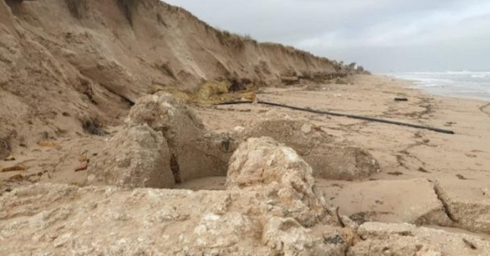 InmediataXYZ's tweet photo. #Gloria ha afectado también a la #Safor, ha sacado a la luz restos de construcciones de la #GuerraCivil. En las playas de #AiguaBlanca y #Molinell de #Oliva han aparecido nidos de ametralladoras, concebidas para repeler ataques desde el mar
https://t.co/3twcbAjJbn https://t.co/dTnb7hdtgf