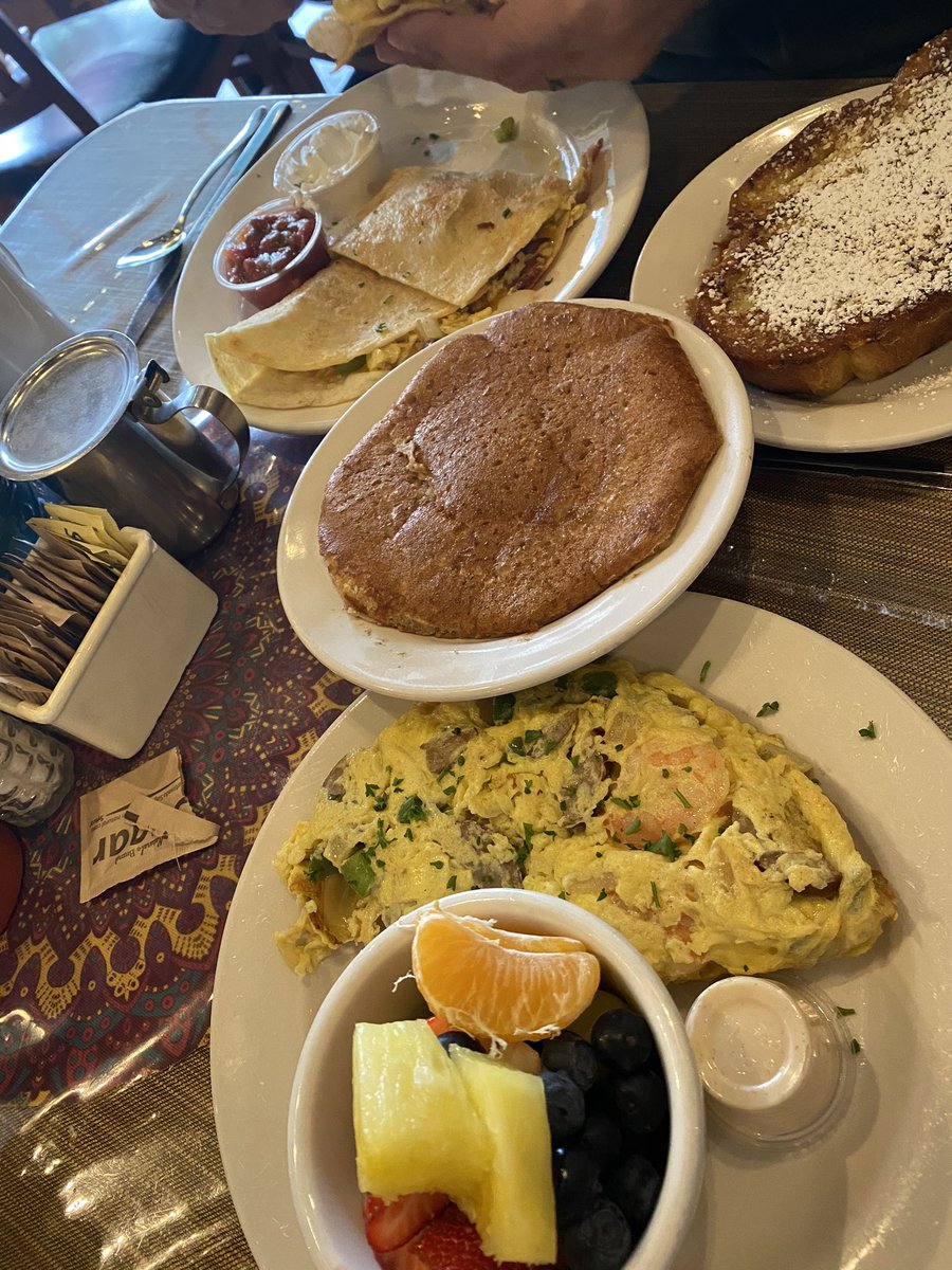 singleinatlanta's tweet image. Breakfast date at Sweet Melissa’s. 🙂 #CityofDecatur #DowntownDecatur