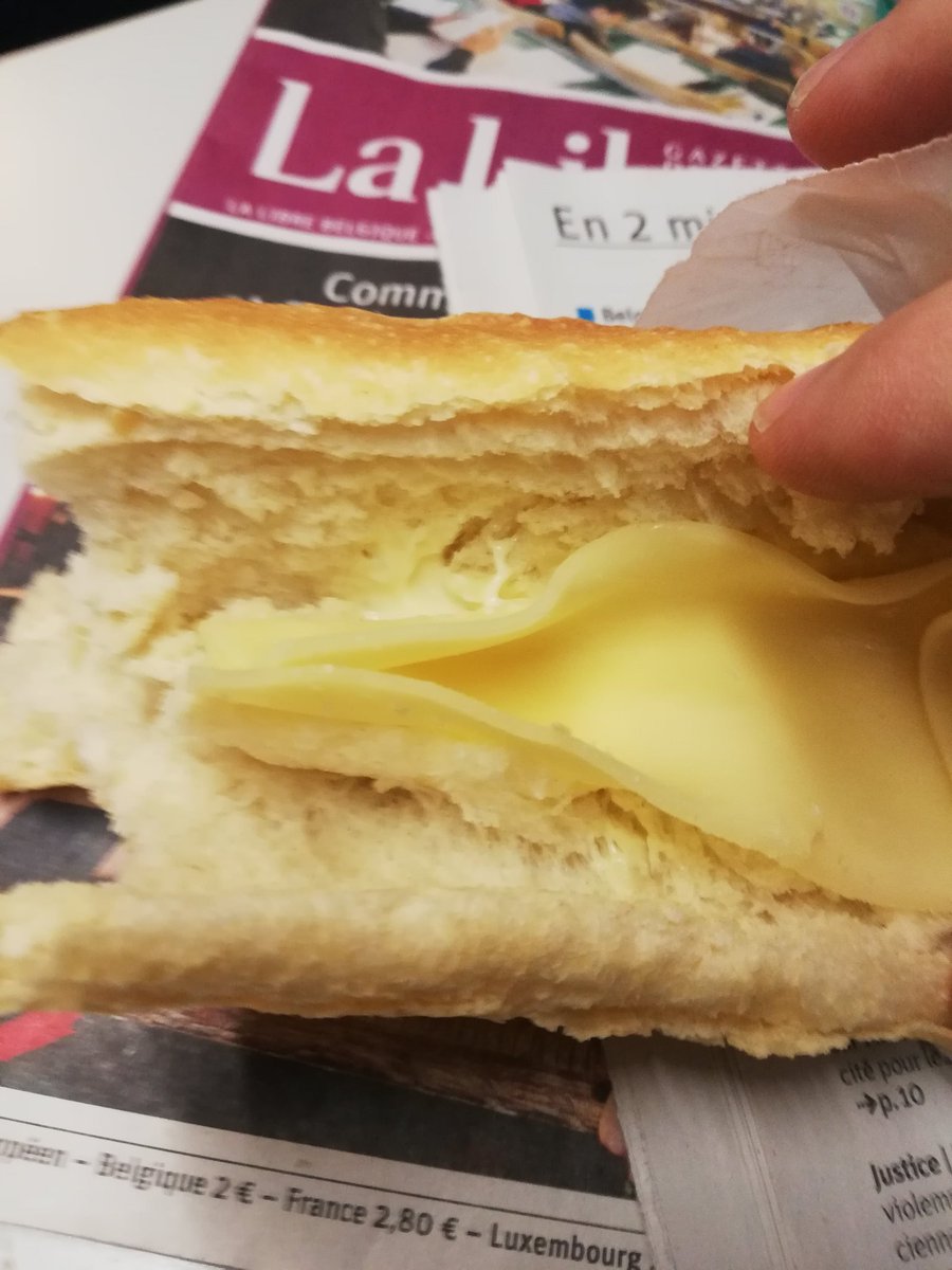 silverkevin2's tweet photo. Vous êtes sérieux #pointchaud ? Baguette de 2, 5cm de large avec 2 morceau de fromage et 1 mml de mayonnaise ? Et vous faites payer 3,50 euros ? #pointchaudliegeguillemins #guillemins https://t.co/N0see9nYAA