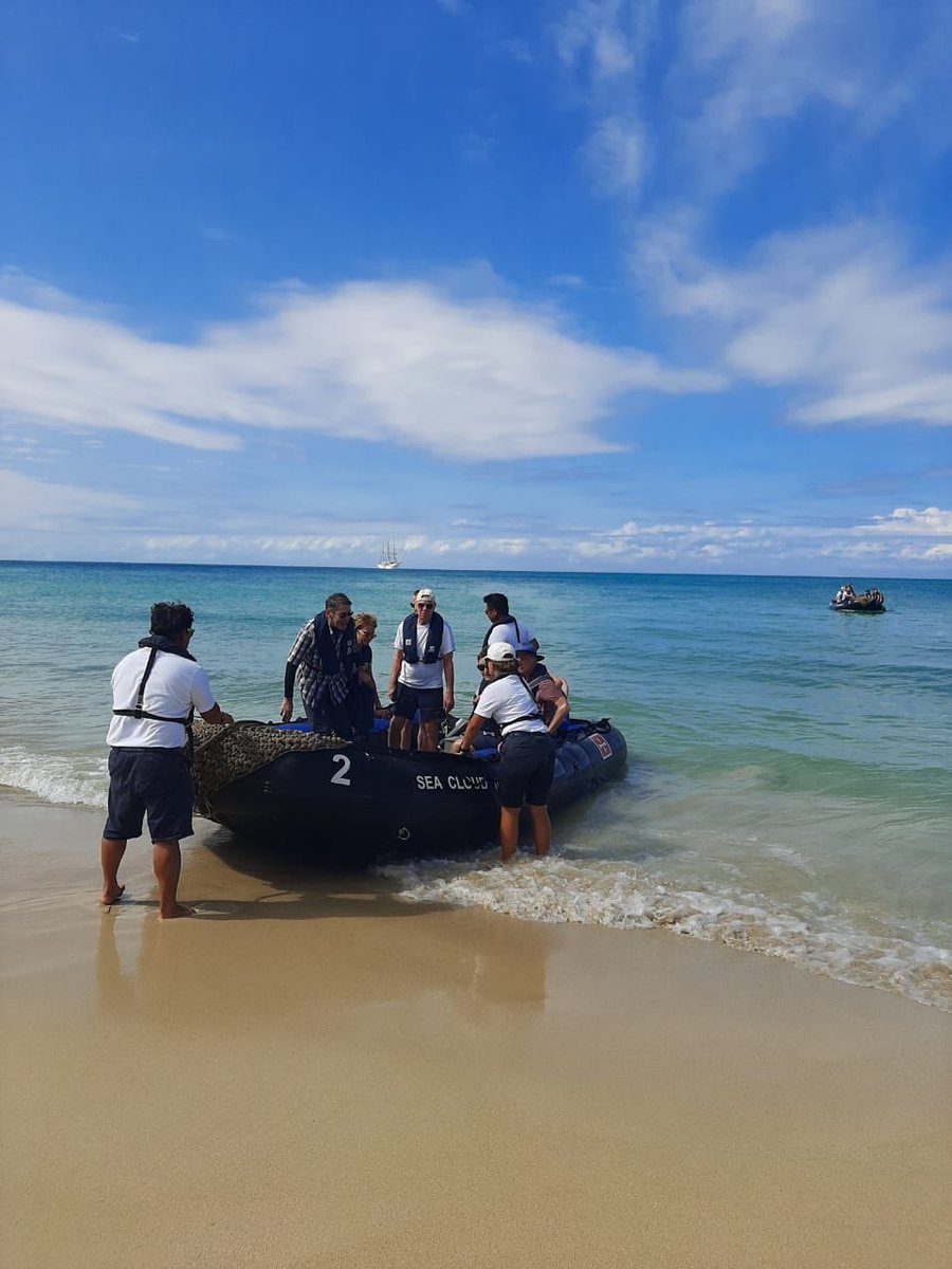 visitnicaragua's tweet photo. Los pasajeros del crucero Sea Cloud II están disfrutando las arenas blancas y aguas turquesa de Corn Island, estos fueron recibidos por la subdelegación de INTUR en el municipio caribeño 🌊🏝🇳🇮🚢

#VisitNicaragua https://t.co/uLaI6WtOWV