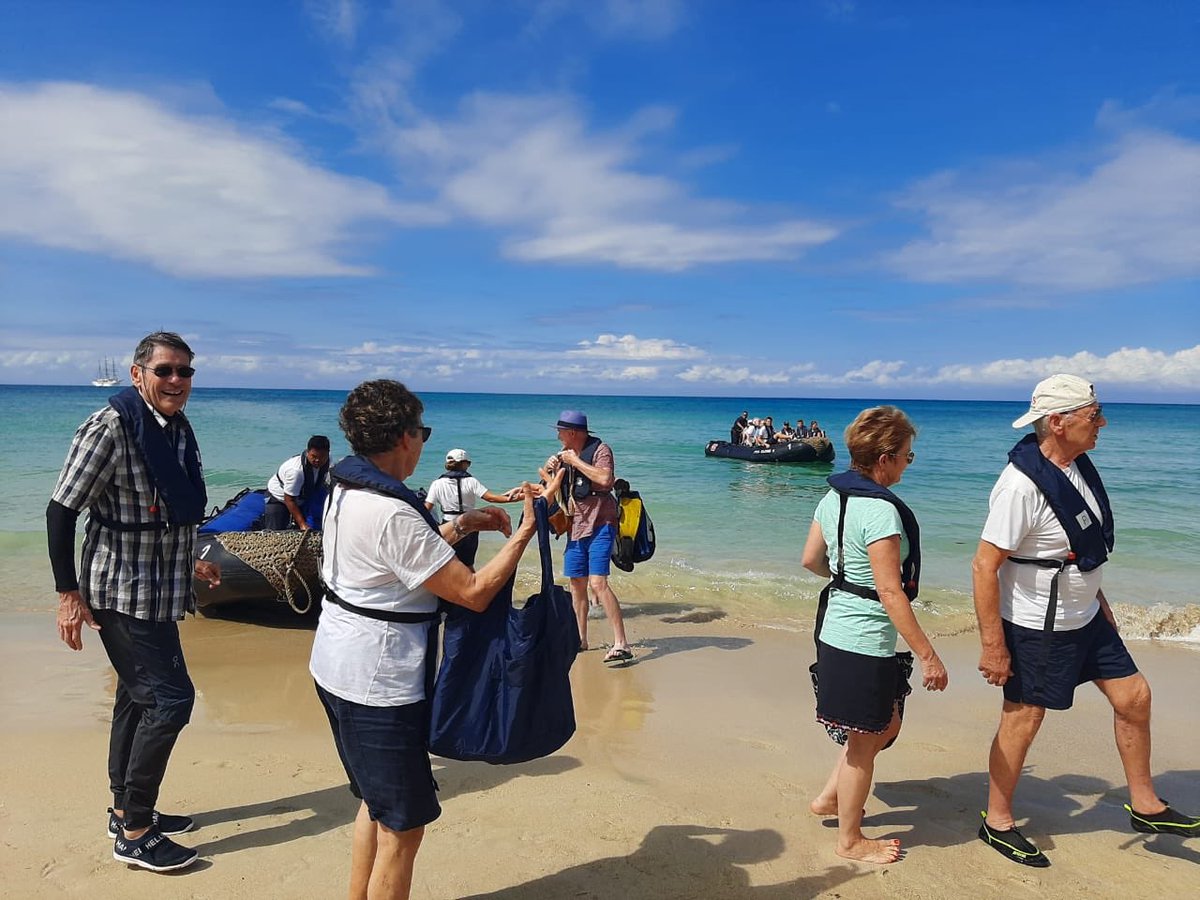 visitnicaragua's tweet photo. Los pasajeros del crucero Sea Cloud II están disfrutando las arenas blancas y aguas turquesa de Corn Island, estos fueron recibidos por la subdelegación de INTUR en el municipio caribeño 🌊🏝🇳🇮🚢

#VisitNicaragua https://t.co/uLaI6WtOWV