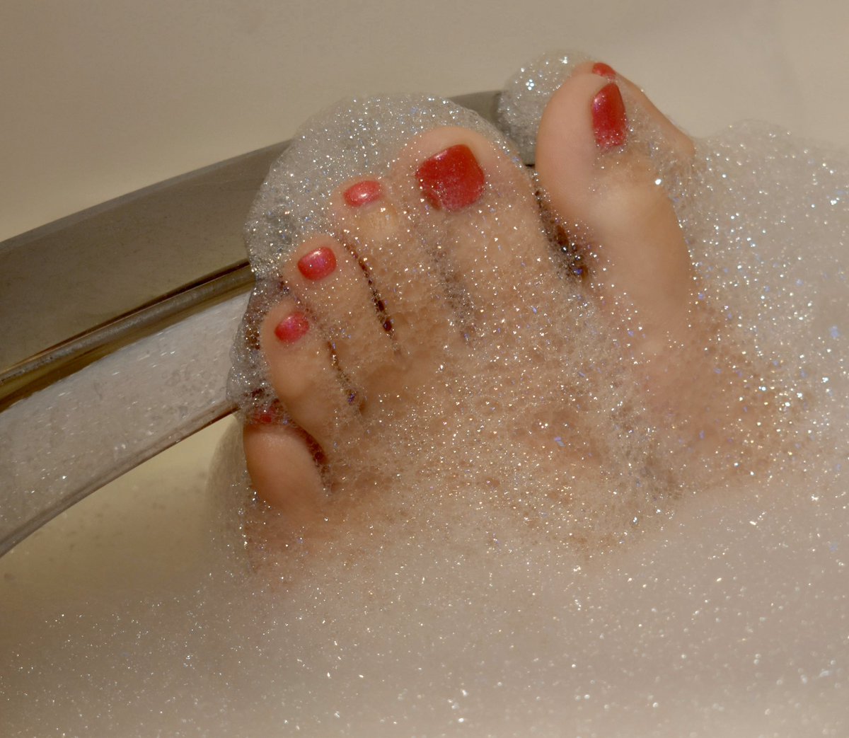 FocusedOnFeet's tweet photo. Playing in the bubble bath....😈❤️❤️

#feet #foot #footfetishnation #footfetish #soles #toes #prettyfeet #cutefeet #footporn #softfeet #footworship #footgoddess #barefoot https://t.co/X24kVX52Fy