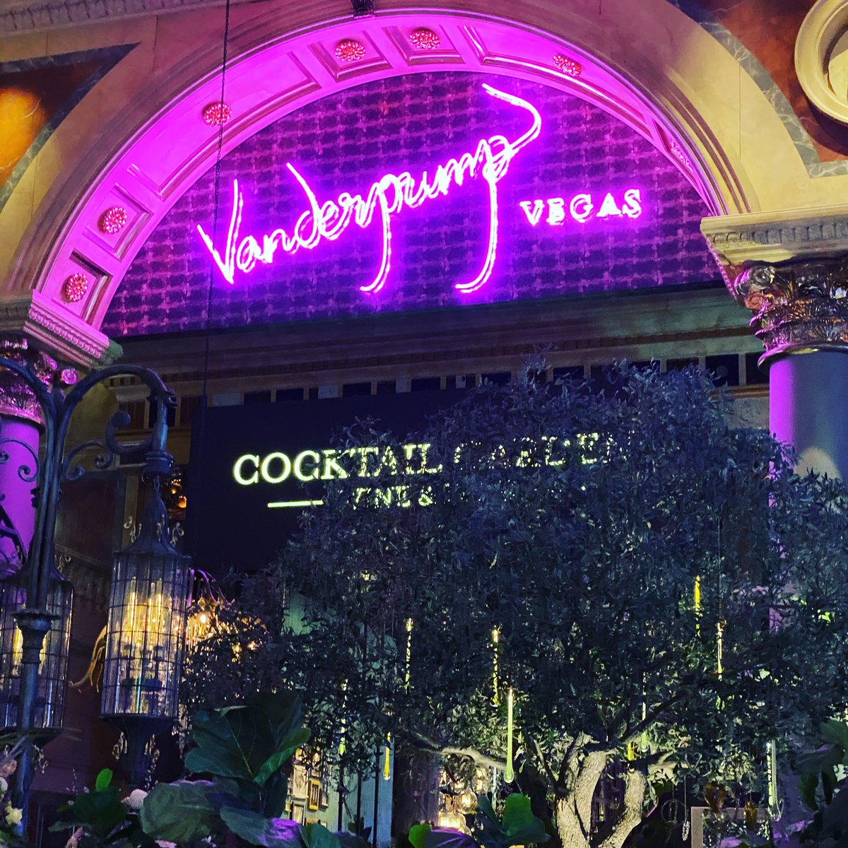 asbnannie's tweet photo. @VanderpumpRules what a beautiful lounge. https://t.co/KXi6u9RmoR