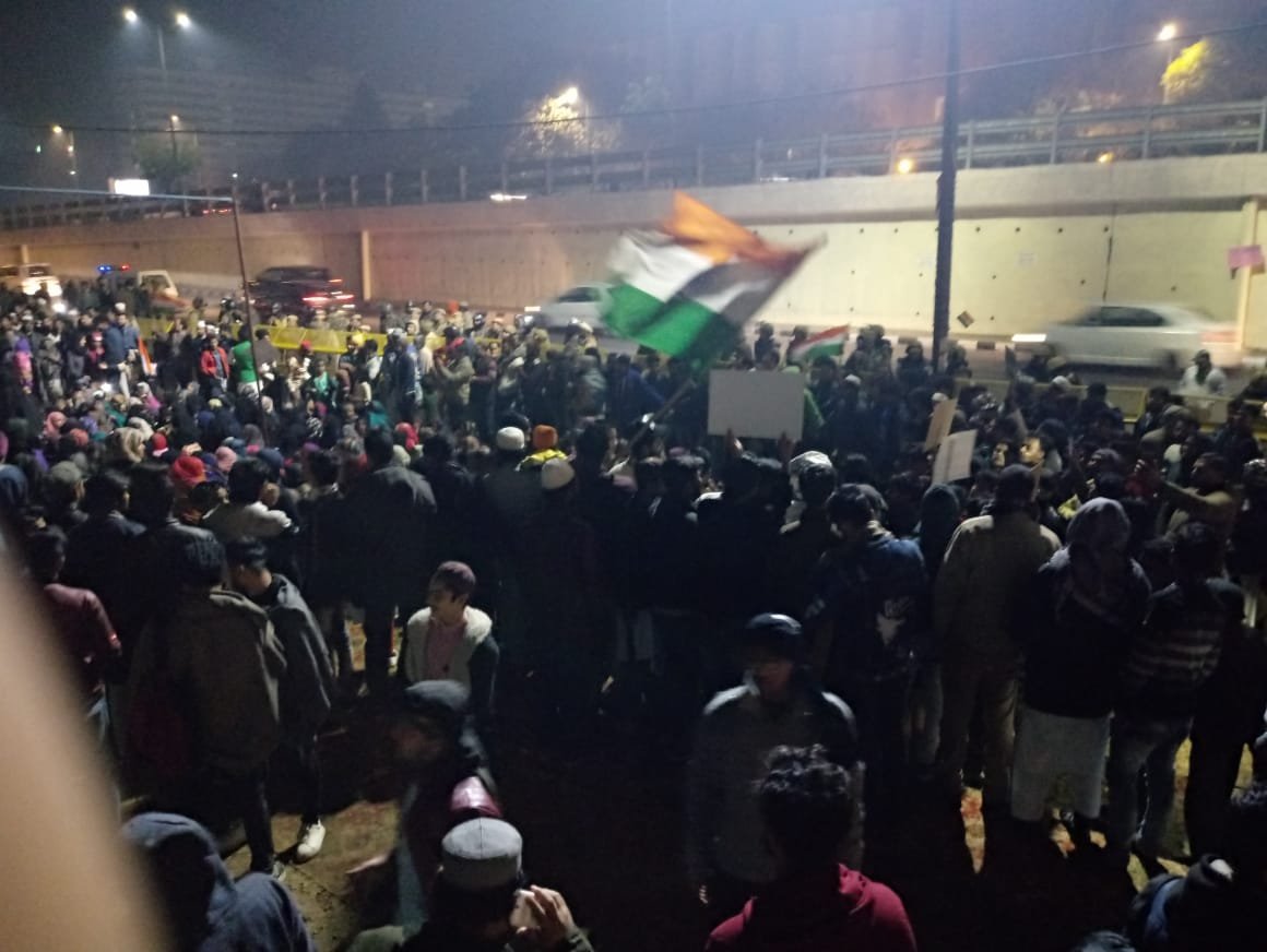 ndtv's tweet photo. Protest underway at Delhi's Nizamuddin area against #CitizenshipAmendmentAct.
#CAA #CAA_NRCProtests #CAAProtests
More on https://t.co/Fbzw6mR9Q5 and NDTV 24x7 https://t.co/YeTnUDGHhE