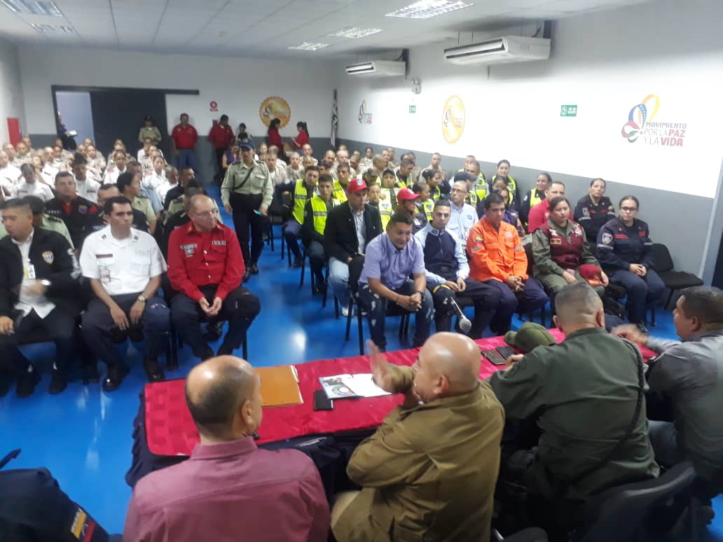 bomberos_merida's tweet photo. La Mayor (B) Abog Yaneth Calderón Directora y Primer Comandante asiste a la instalación de Estado Mayor de Cuadrantes de Paz con la presencia del Viceministro del Sistema Integrado de Investigación Penal Humberto Ramírez y el Cmdt. ZODI N°22 Mérida Danny Ferrer. #Bomberosmerida https://t.co/FiJBzKGeD6