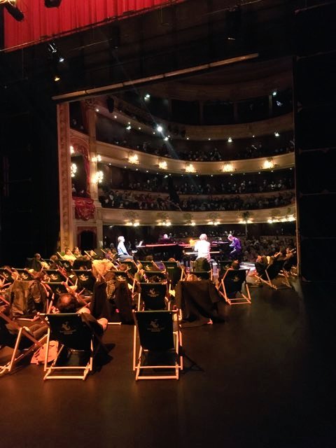 metropolerennes's tweet photo. Quand le festival #Autresmesures à l'@OperadeRennes rencontre le festival #Transatenville: les œuvres pour 4 pianos de Julius Eastman en mode bifrontal > public dans la salle et public sur scène grâce aux célèbres transats "ville de Rennes" pour cette musique hypnotique ! https://t.co/u8m67OLkNE