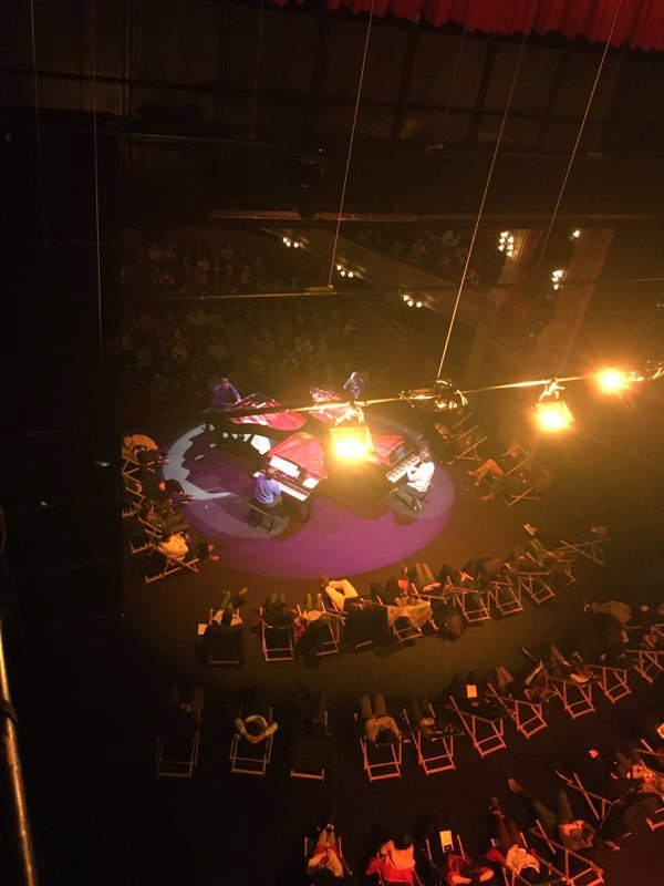 metropolerennes's tweet photo. Quand le festival #Autresmesures à l'@OperadeRennes rencontre le festival #Transatenville: les œuvres pour 4 pianos de Julius Eastman en mode bifrontal > public dans la salle et public sur scène grâce aux célèbres transats "ville de Rennes" pour cette musique hypnotique ! https://t.co/u8m67OLkNE