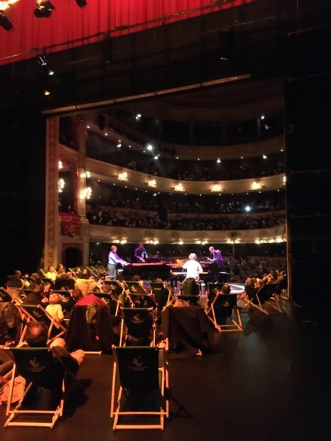 metropolerennes's tweet photo. Quand le festival #Autresmesures à l'@OperadeRennes rencontre le festival #Transatenville: les œuvres pour 4 pianos de Julius Eastman en mode bifrontal > public dans la salle et public sur scène grâce aux célèbres transats "ville de Rennes" pour cette musique hypnotique ! https://t.co/u8m67OLkNE
