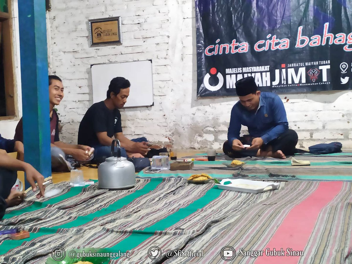 SGSOfficial_'s tweet photo. Di edisi yang ke 11 rutinan Sanggar Gubuk Sinau kali ini mengusung tema "Gemah ripah lohjinawe". Diawali dengan berwirid maiyah yg dipimpin kak anto. #maiyah #maiyahan #sanggargubuksinau #sgsjan #diaryofsgs https://t.co/WsHbId7OgJ