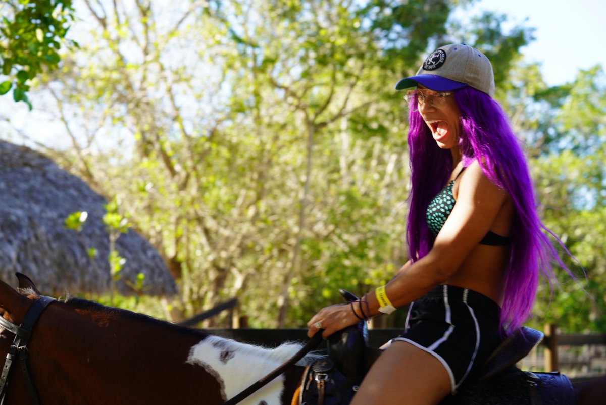 gloat's tweet photo. Happy birthday to my twin🎊 🤪@SashaBanksWWE felicidades amiga mamás.. let the crazy adventures continue  #2020 🔥 #LuchaBoss #luchaportussueños #jefa 💰 💵 🏦#Horses https://t.co/8SEJCY33G8