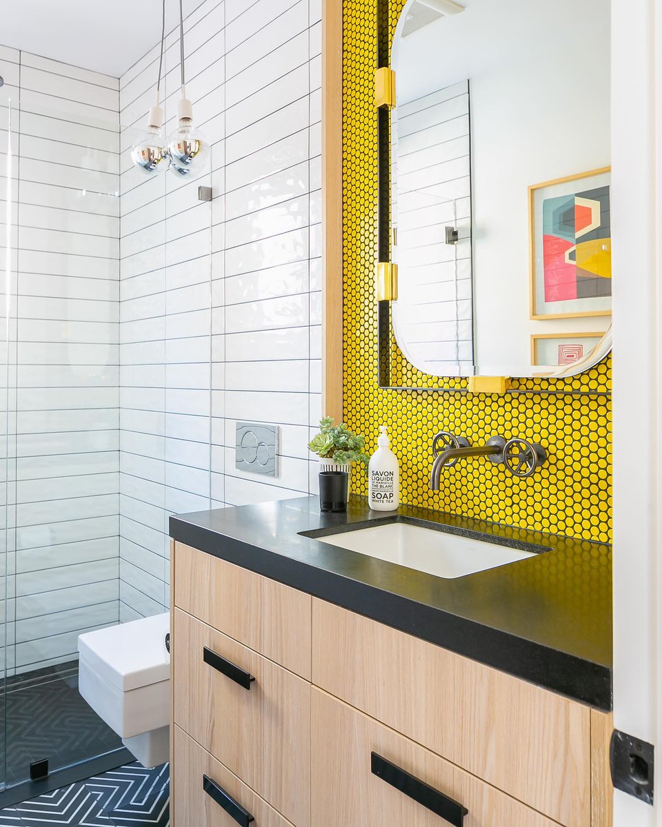 ArteriorsHome's tweet photo. Current obsession: B O L D & B R I G H T B A T H S 🔆
The powder room is the perfect place to get playful. #EricaBryenDesign positions the "Frankie Mirror" by guest designer @JeffersDesign atop this fun yellow tile for a vivid look. https://t.co/pKnpgIiaaL