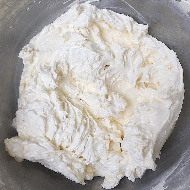 FolksCake's tweet photo. Buttercream textures becoming a thing for me since lately and I’m totes loving it ! 🤍
.
.
.
#buttercream #americanbuttercream #swissmeringuebuttercream #cakefolks #colombo #srilanka #cakefolksbakespace #love #white #bakestagram #instagram #cakesofinstagram #caketrends https://t.co/xxBhM9Cw6t