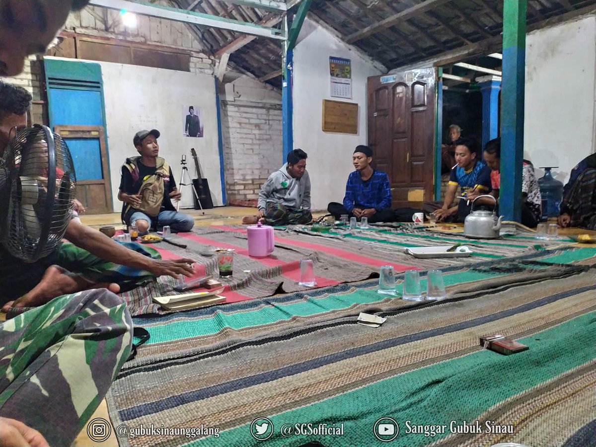 SGSOfficial_'s tweet photo. Di edisi yang ke 11 rutinan Sanggar Gubuk Sinau kali ini mengusung tema "Gemah ripah lohjinawe". Diawali dengan berwirid maiyah yg dipimpin kak anto. #maiyah #maiyahan #sanggargubuksinau #sgsjan #diaryofsgs https://t.co/WsHbId7OgJ