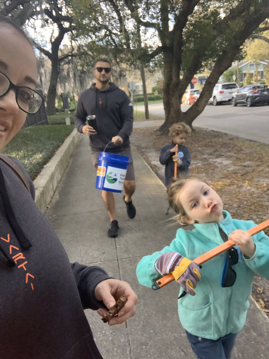vartaisec's tweet photo. Vartai’s Ben Rollin @mrb3n813 and family helping out with post-Gasparilla clean up. Always doing our part to keep the community clean and secure. @KeepTBB #KeepTBB
#KeepTampaBayBeautiful
#DoBeautifulThings https://t.co/tOu9WfRpn7