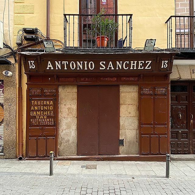 Solo hay un museo en todo Madrid en el que pedir una 'olla gitana".
⠀⠀⠀
Puede que te gusten los toros o no, pero para  entender la historia de Madrid hay que visitar alguna de las pocas tabernas taurinas que quedan, y la más antigua es la de Antonio … ift.tt/2U1AMF5