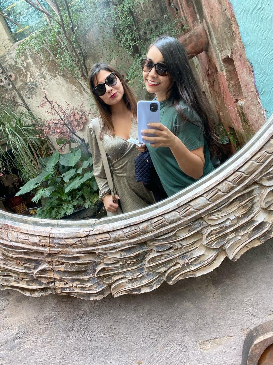 marila_zo's tweet photo. Sabes que es tu amiga ideal cuando  en una selfie su lado es el derecho y el tuyo el izquierdo.

#MiComplemento 💖 https://t.co/JIpB5uQyEL
