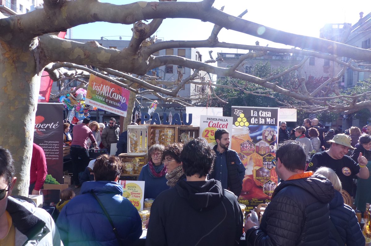 patatespalau's tweet photo. Estem molt contents amb totes les vistes que hem tingut aquest matí a la parada del Pati a la Gran Festa de la #Calçotada de #Valls! Felices calçotades a tothom! On esperem no hi faltin unes @patatespalau per a acompanyar el vermut 😉

#FetALAltCamp @calsotadavalls https://t.co/a2ku5Z4RSH